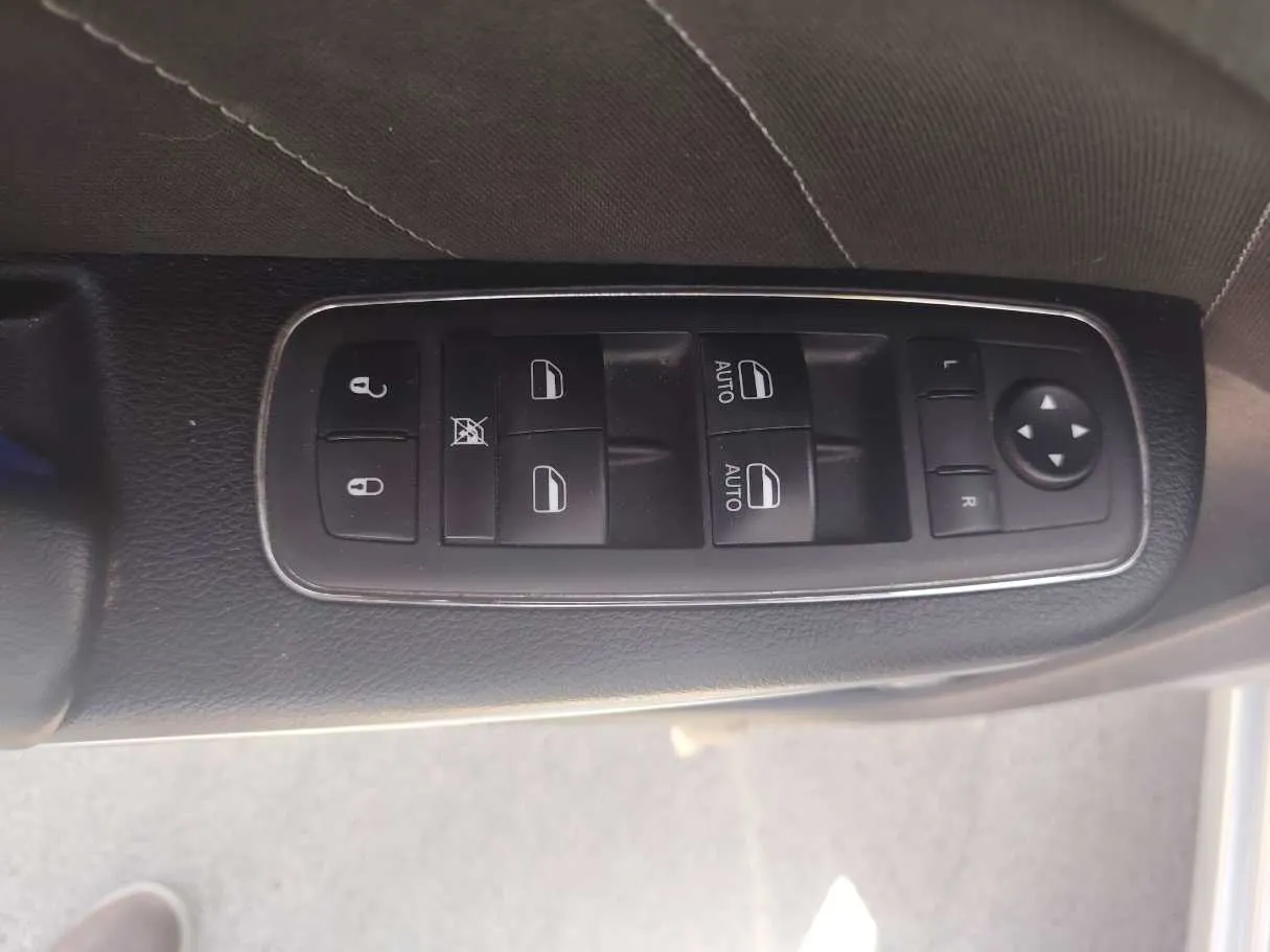 Car image 28