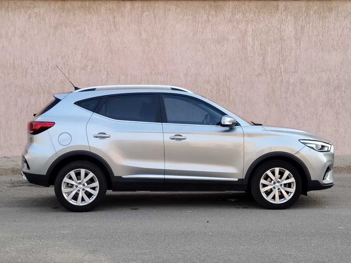 Car image 4