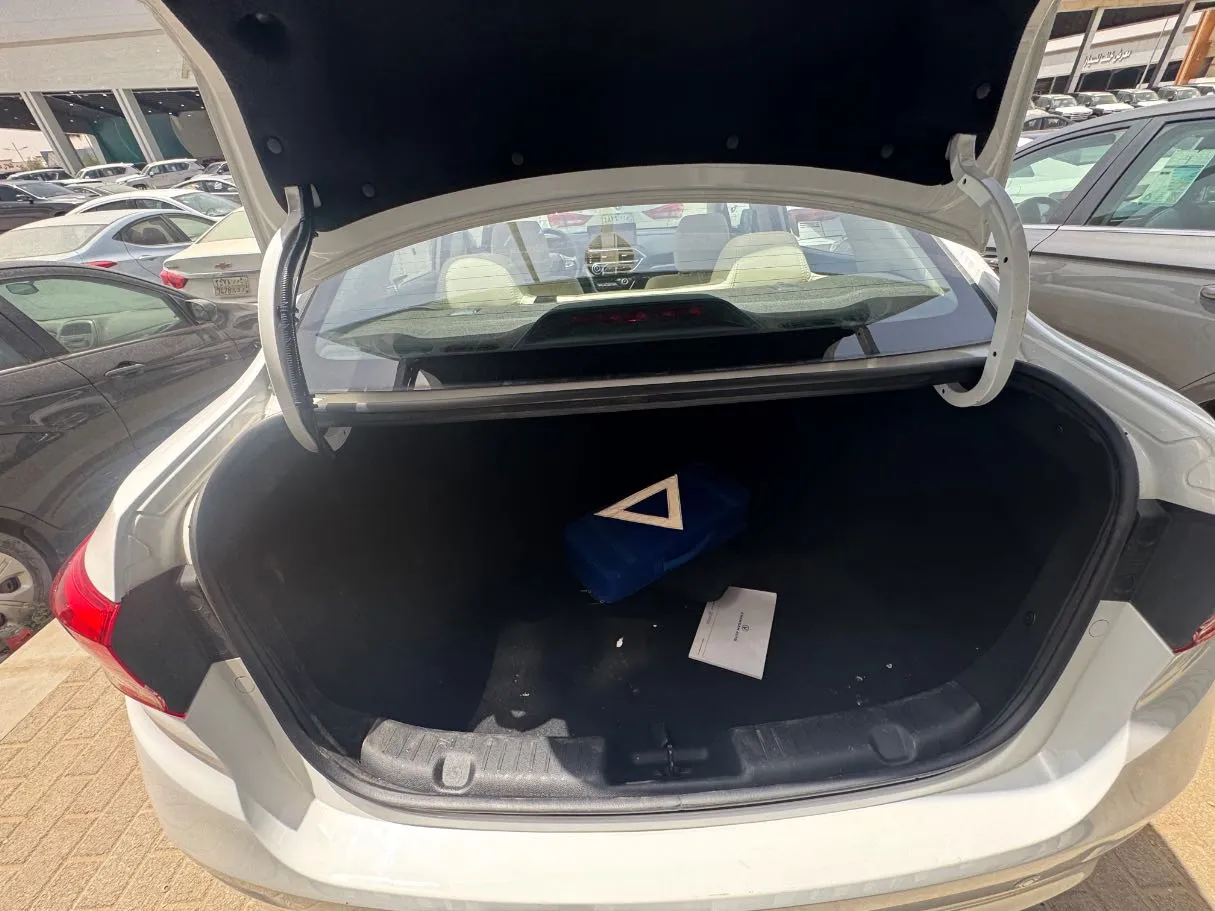 Car image 16