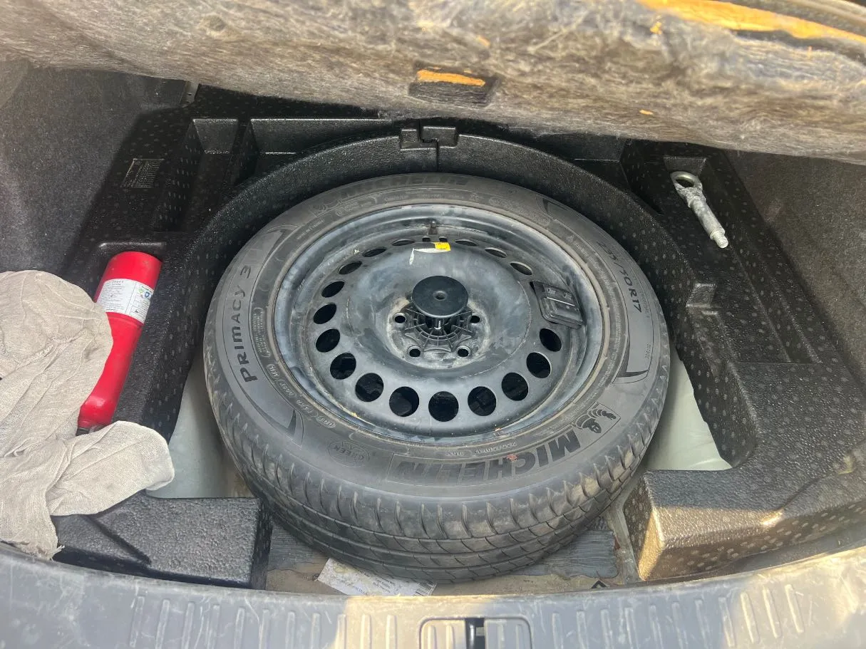 Car image 24
