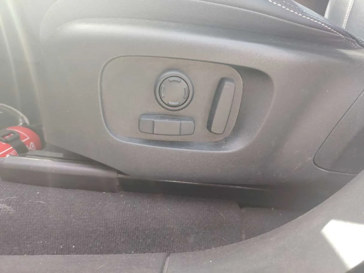 Car image 27