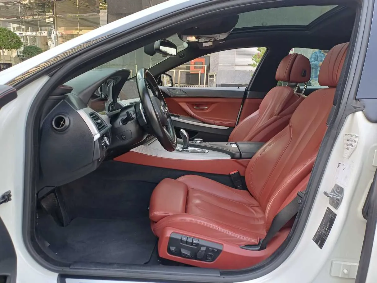 Car image 12