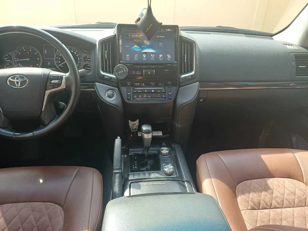 Car image 16