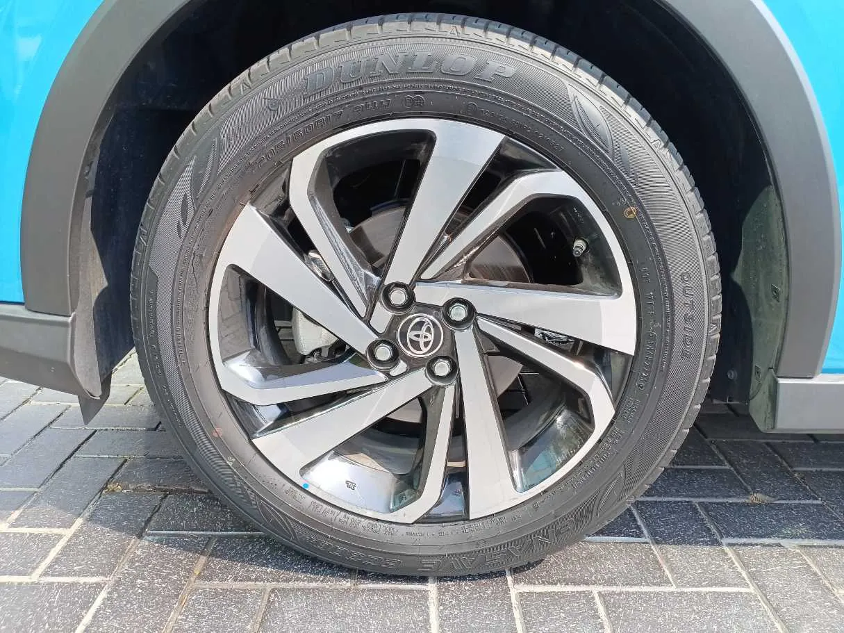 Car image 9