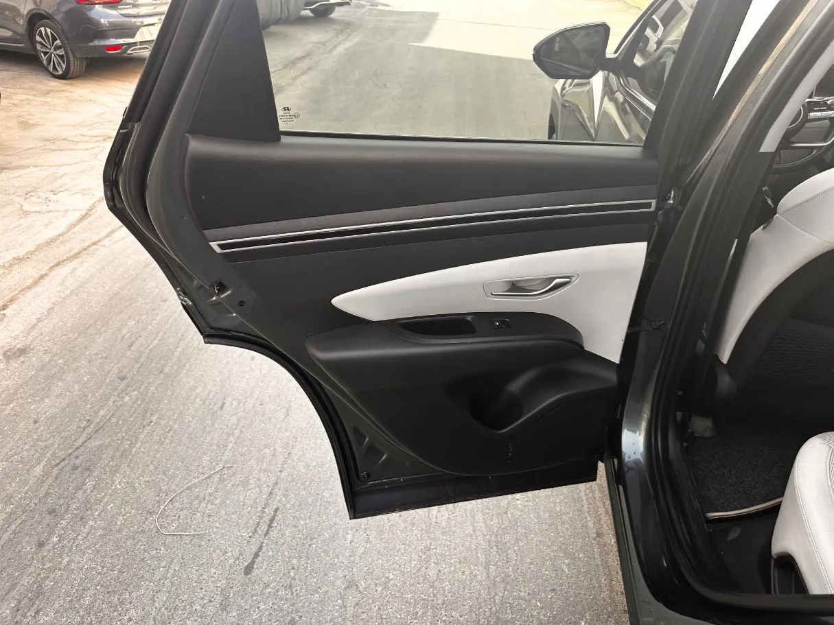Car image 13