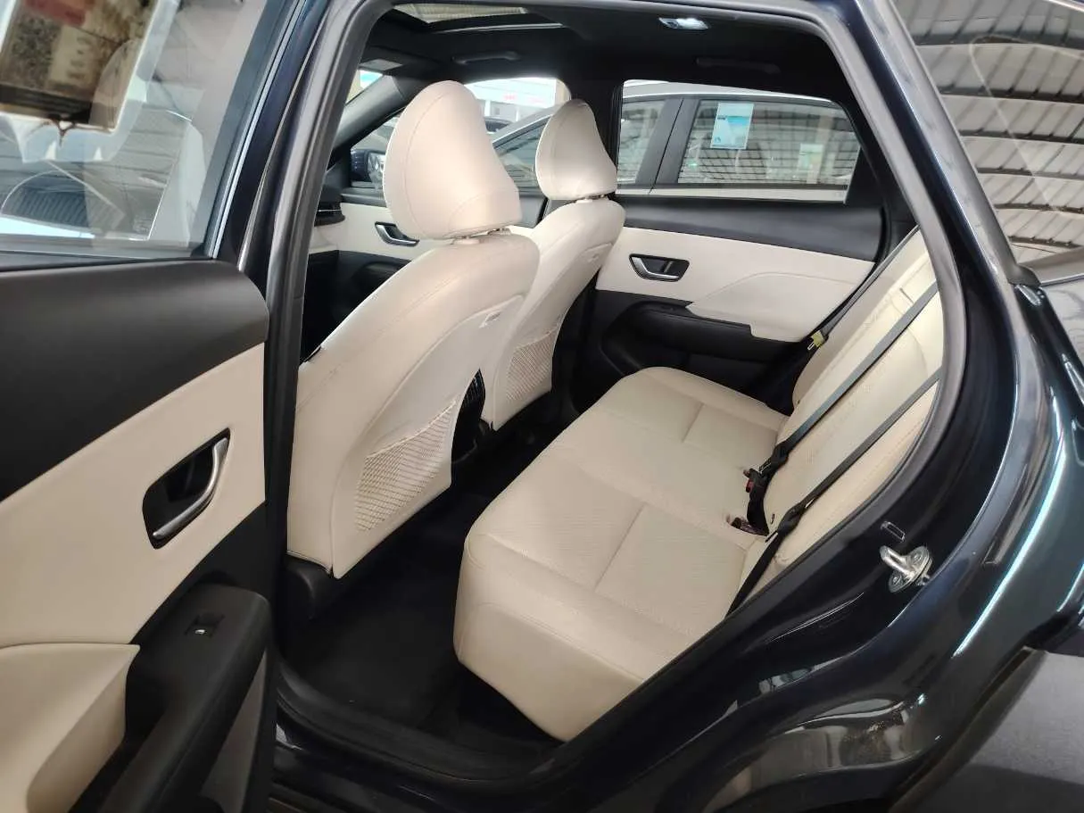 Car image 21