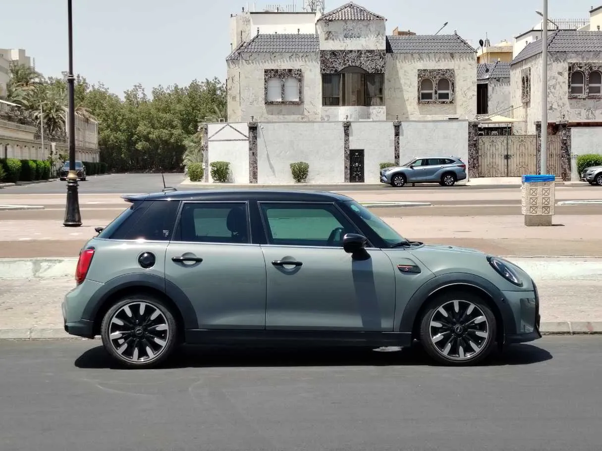 Car image 4