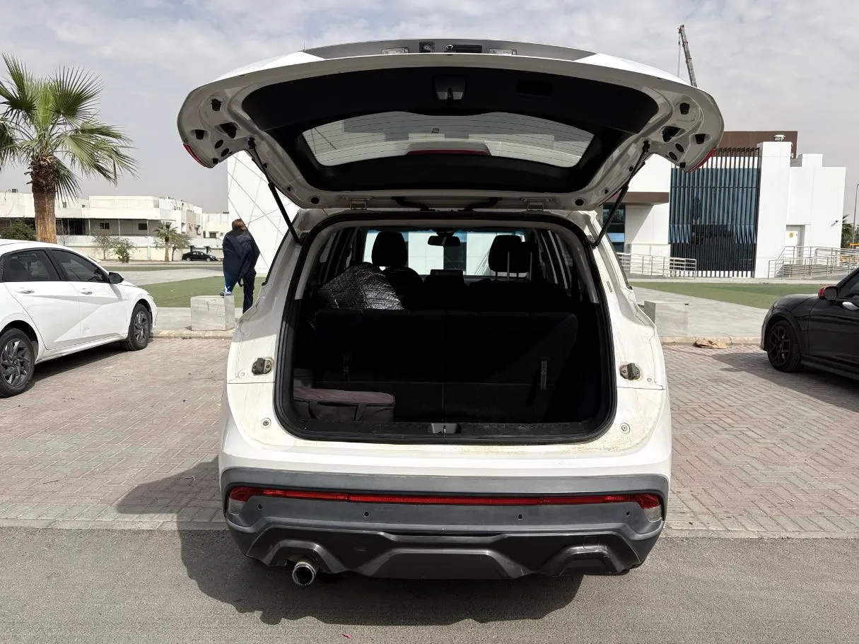 Car image 24