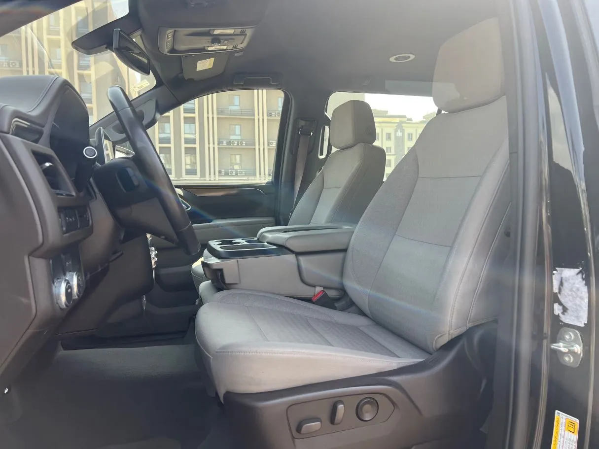 Car image 12