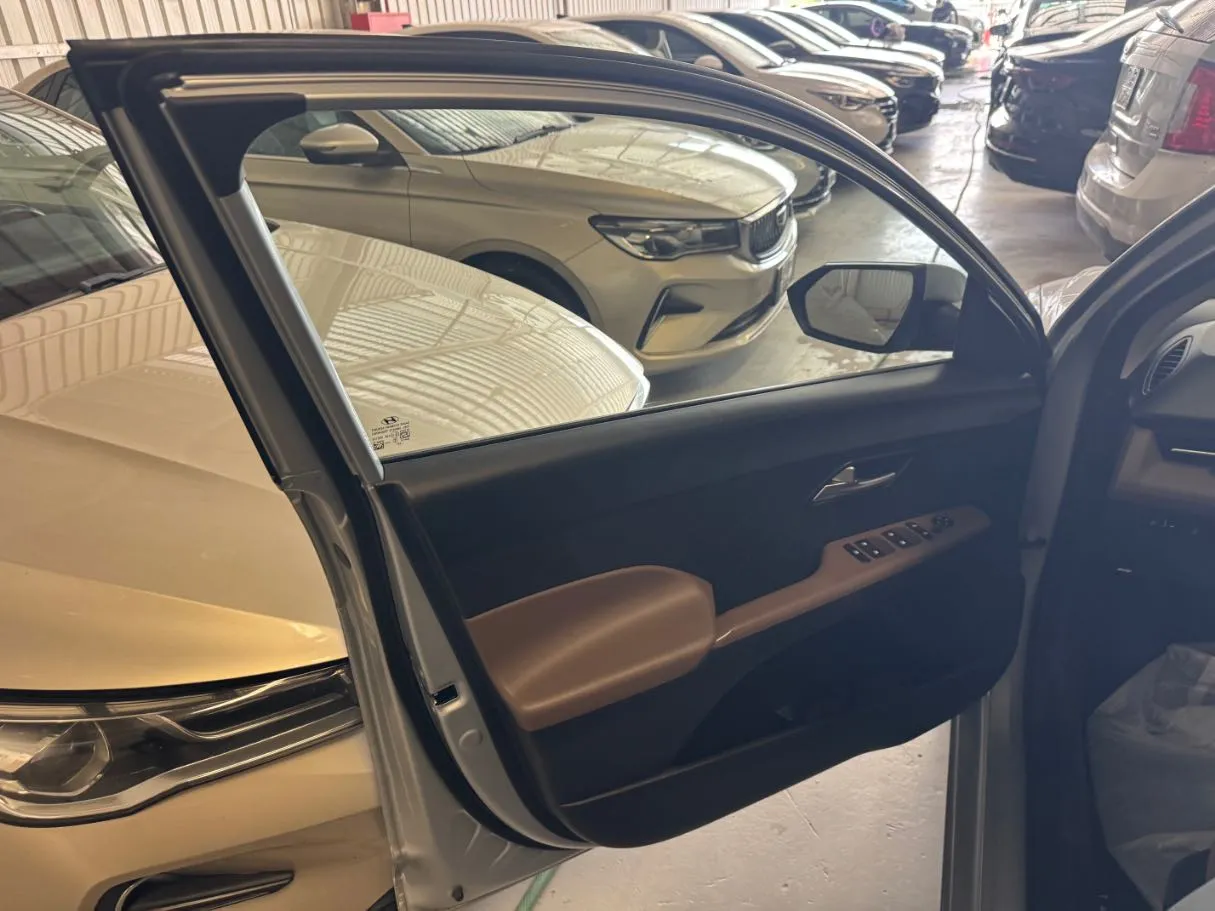 Car image 8