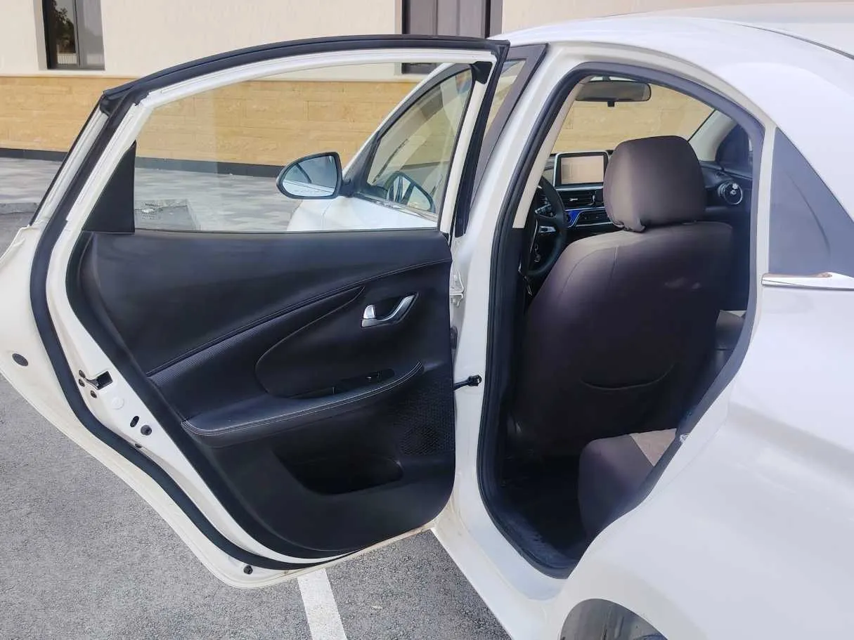 Car image 13
