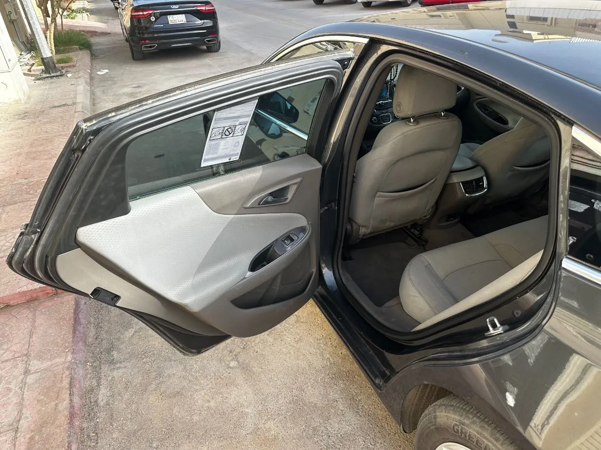 Car image 14