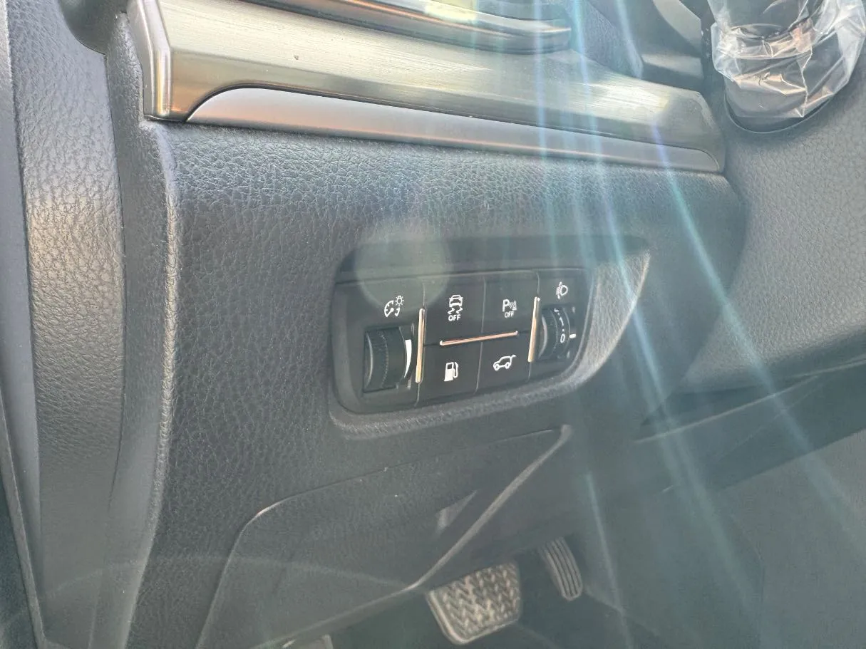 Car image 24