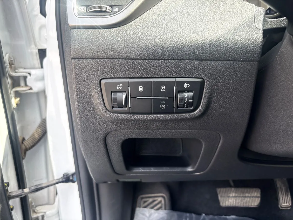 Car image 24