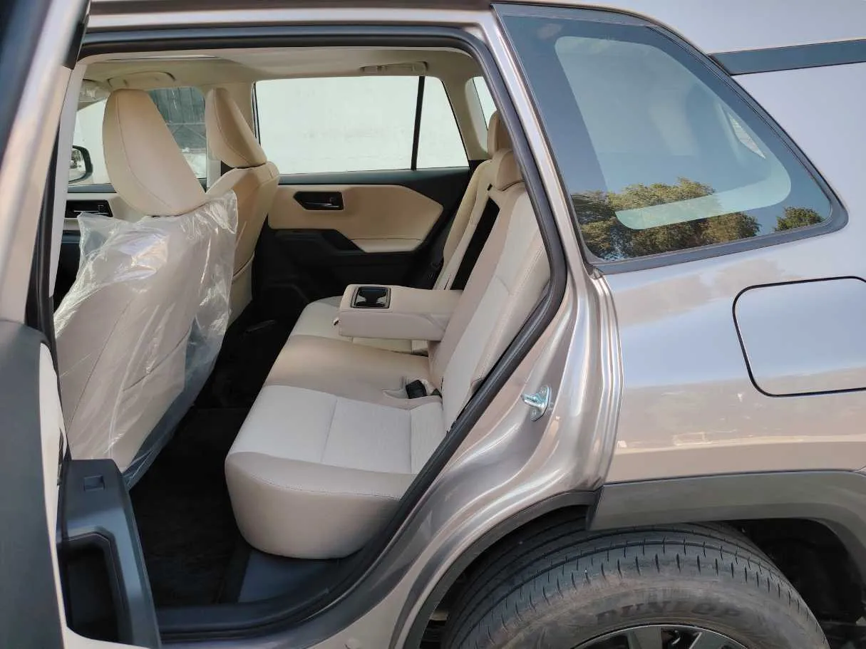 Car image 15