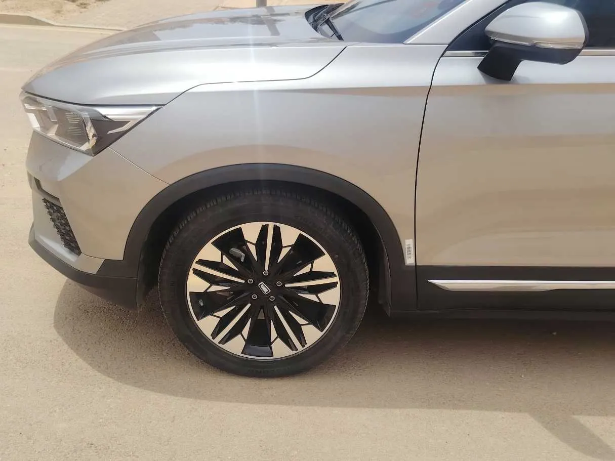 Car image 9
