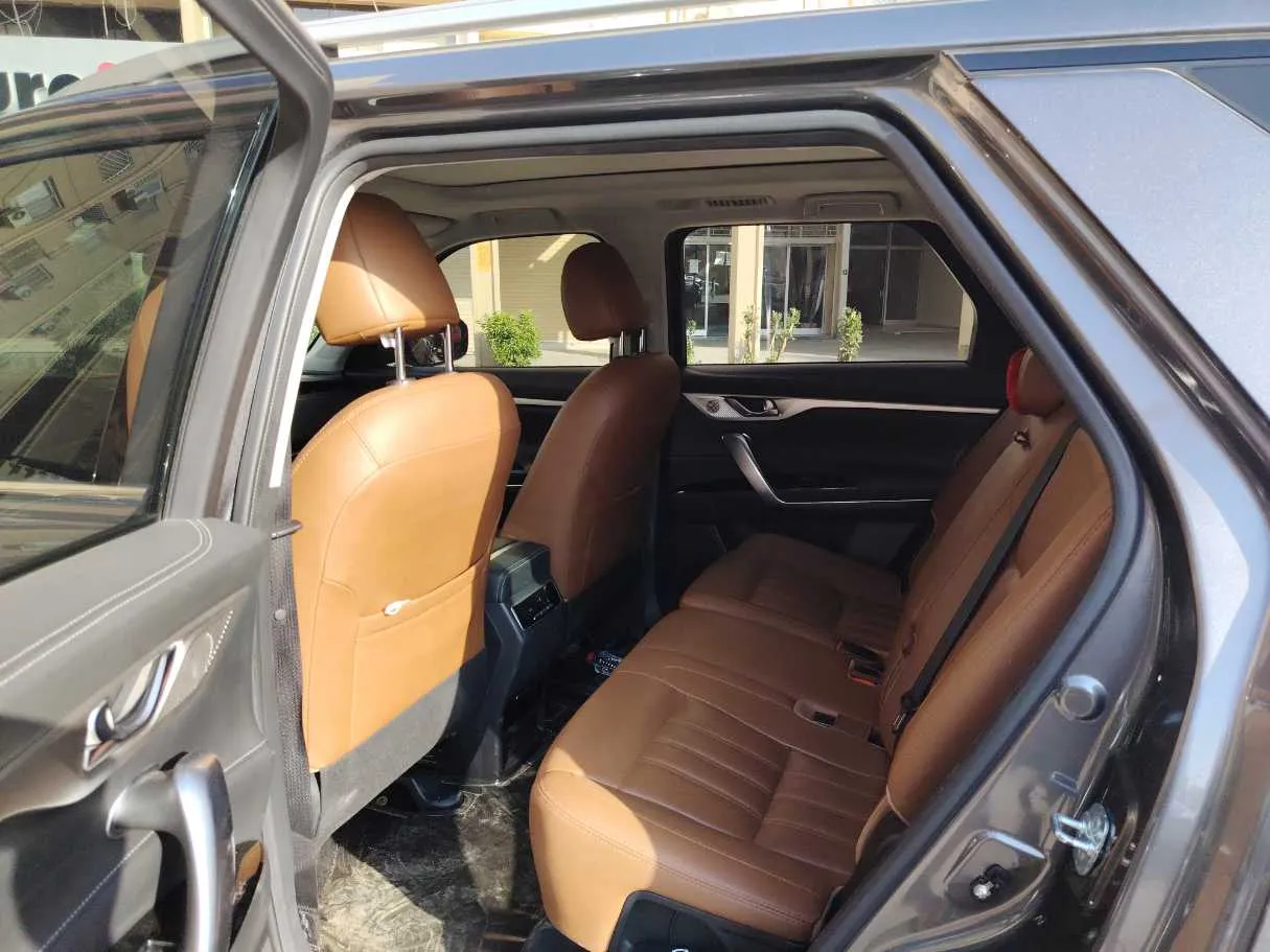 Car image 14