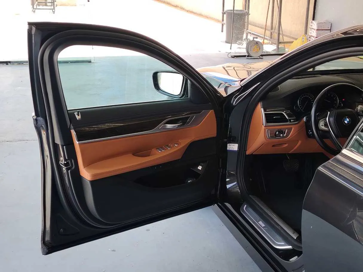 Car image 9