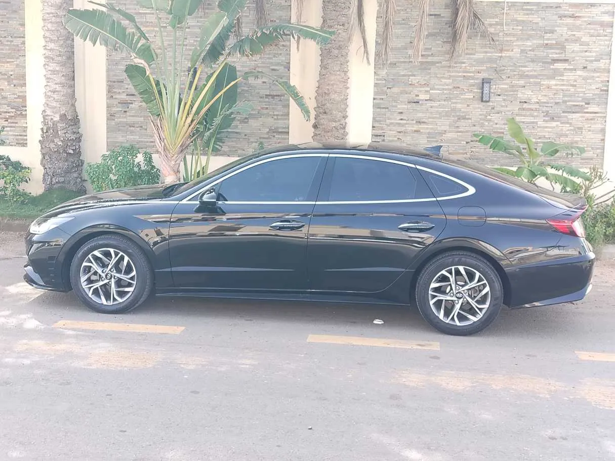 Car image 8