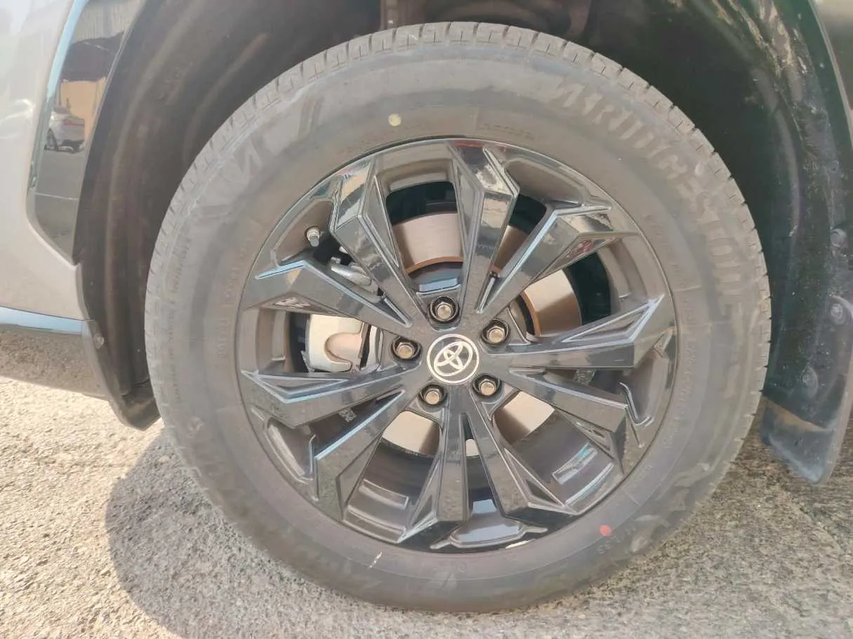 Car image 10
