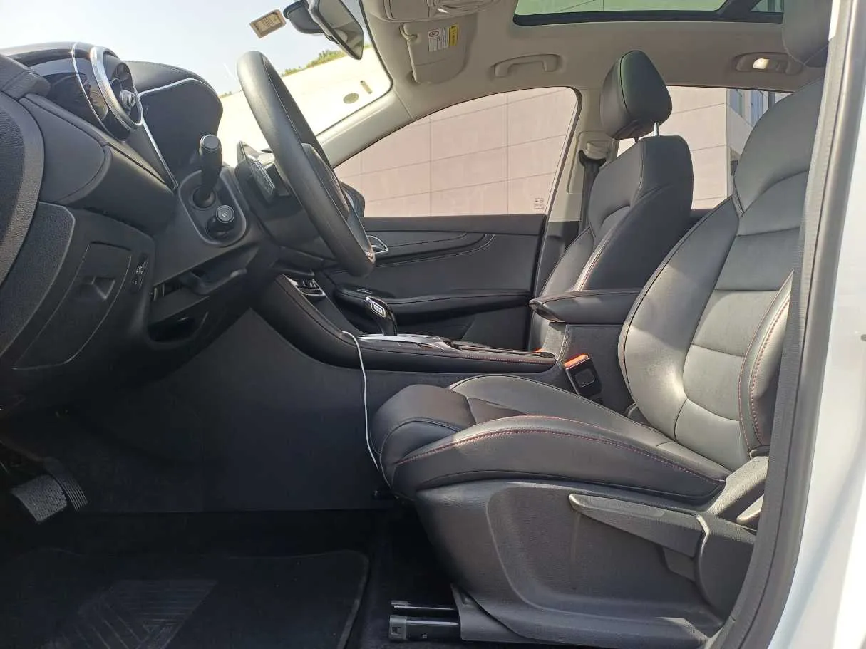 Car image 12