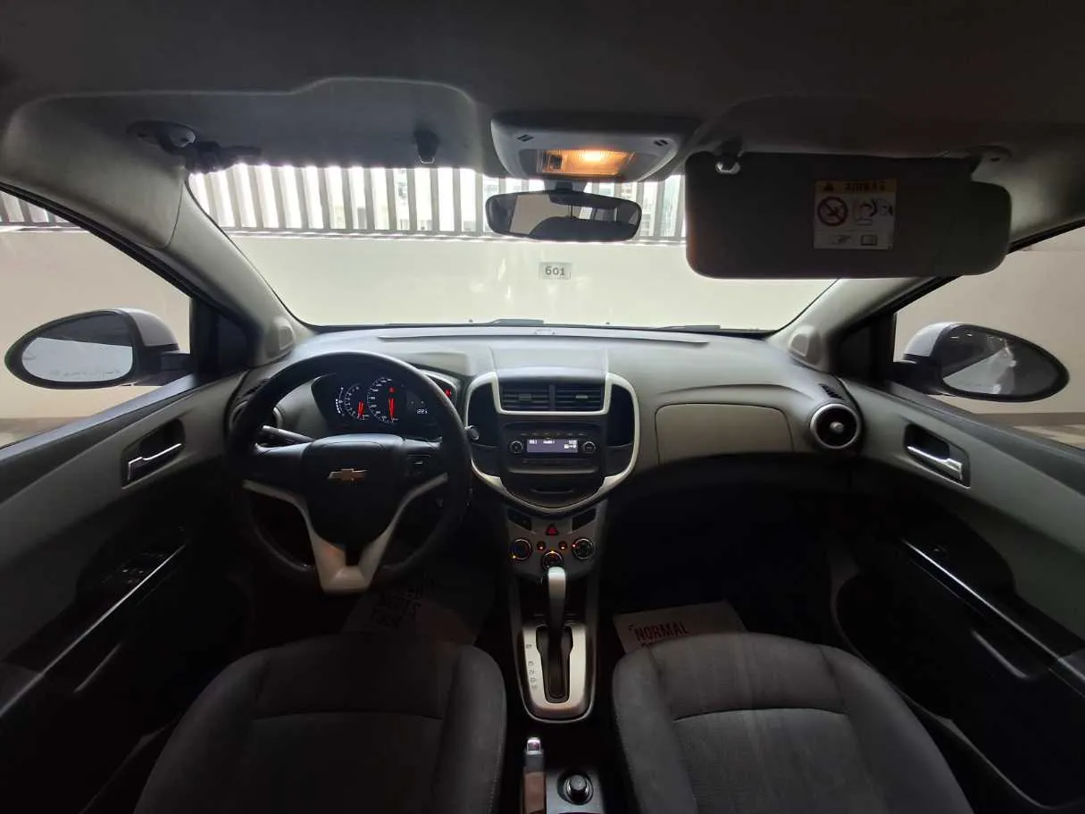Car image 14
