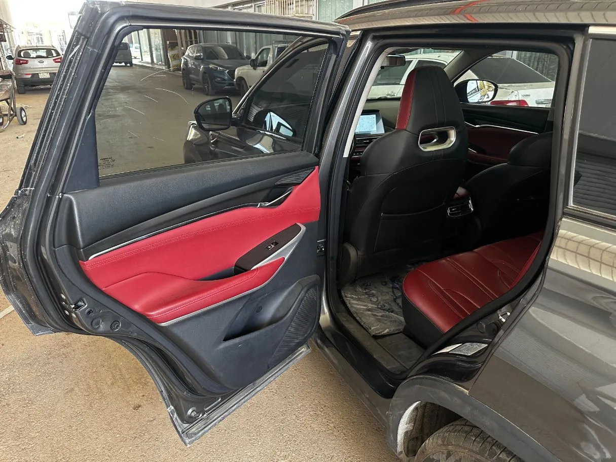 Car image 12
