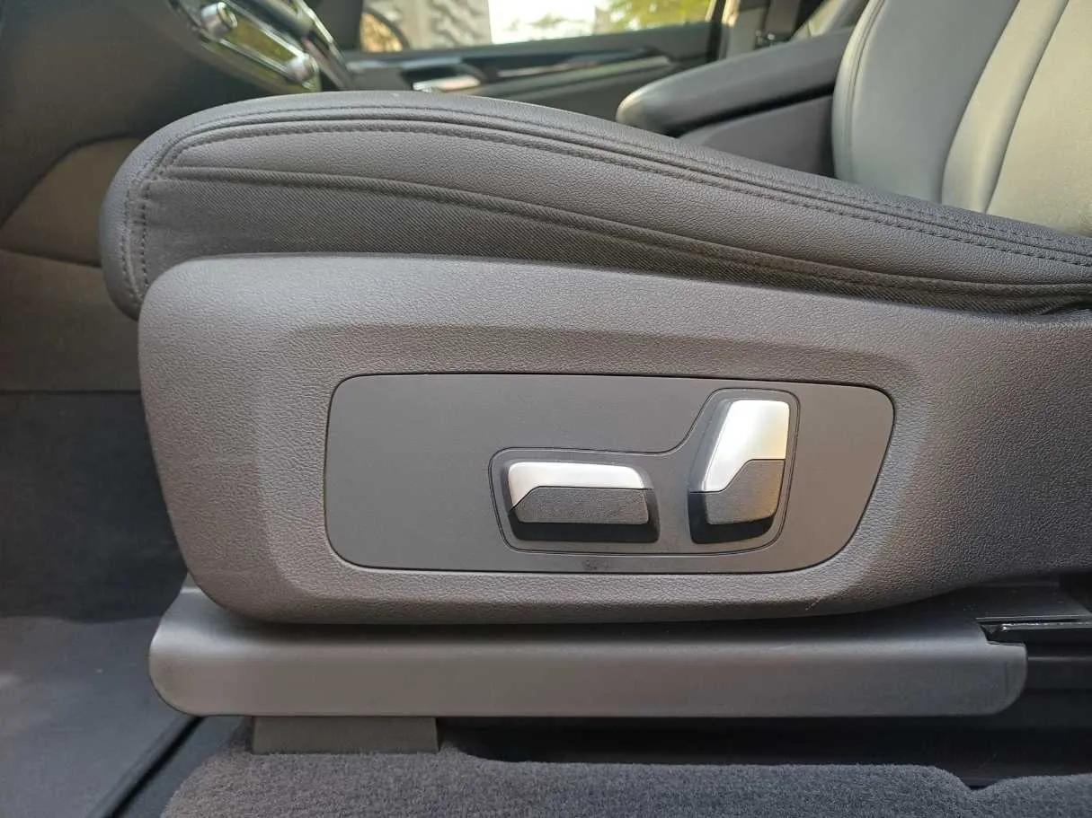 Car image 23