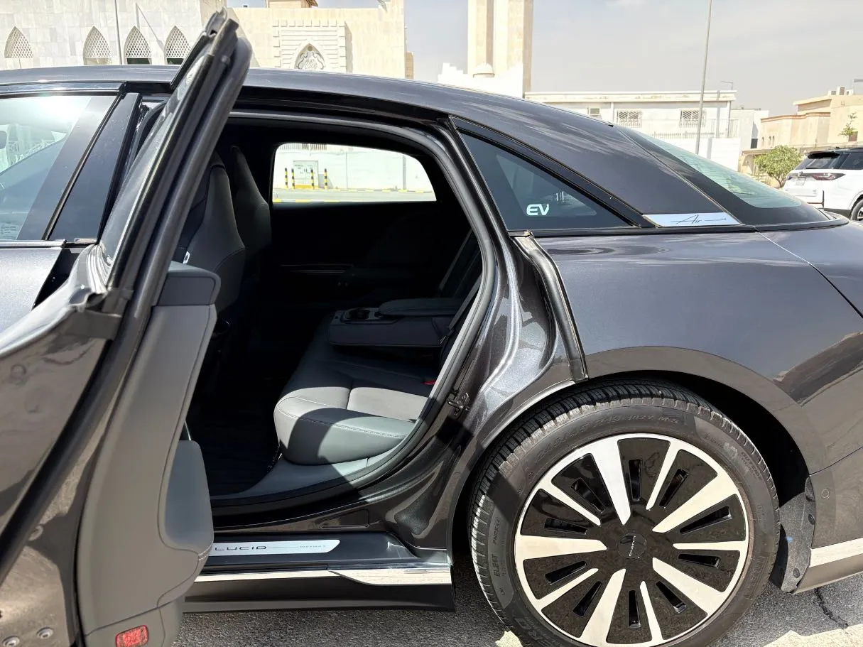 Car image 15