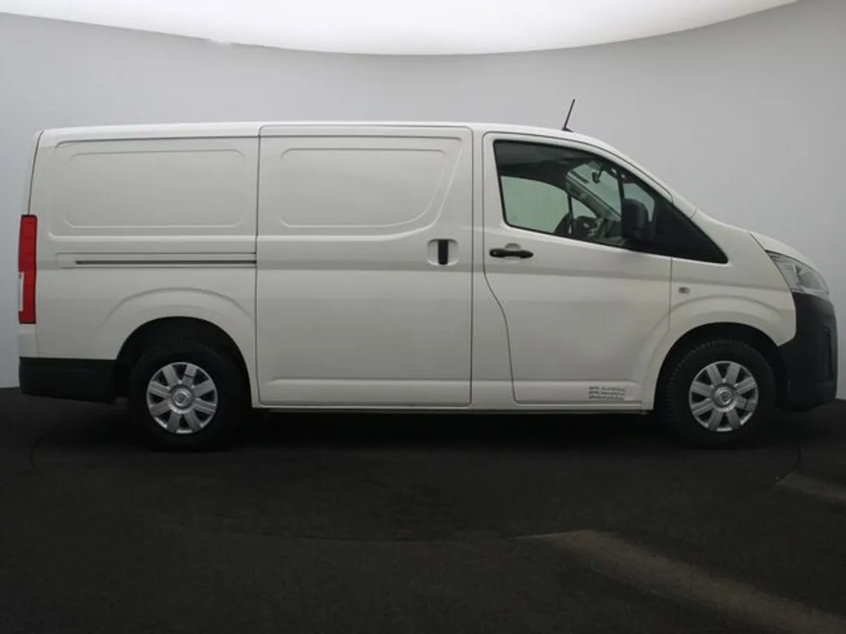 Car image 13