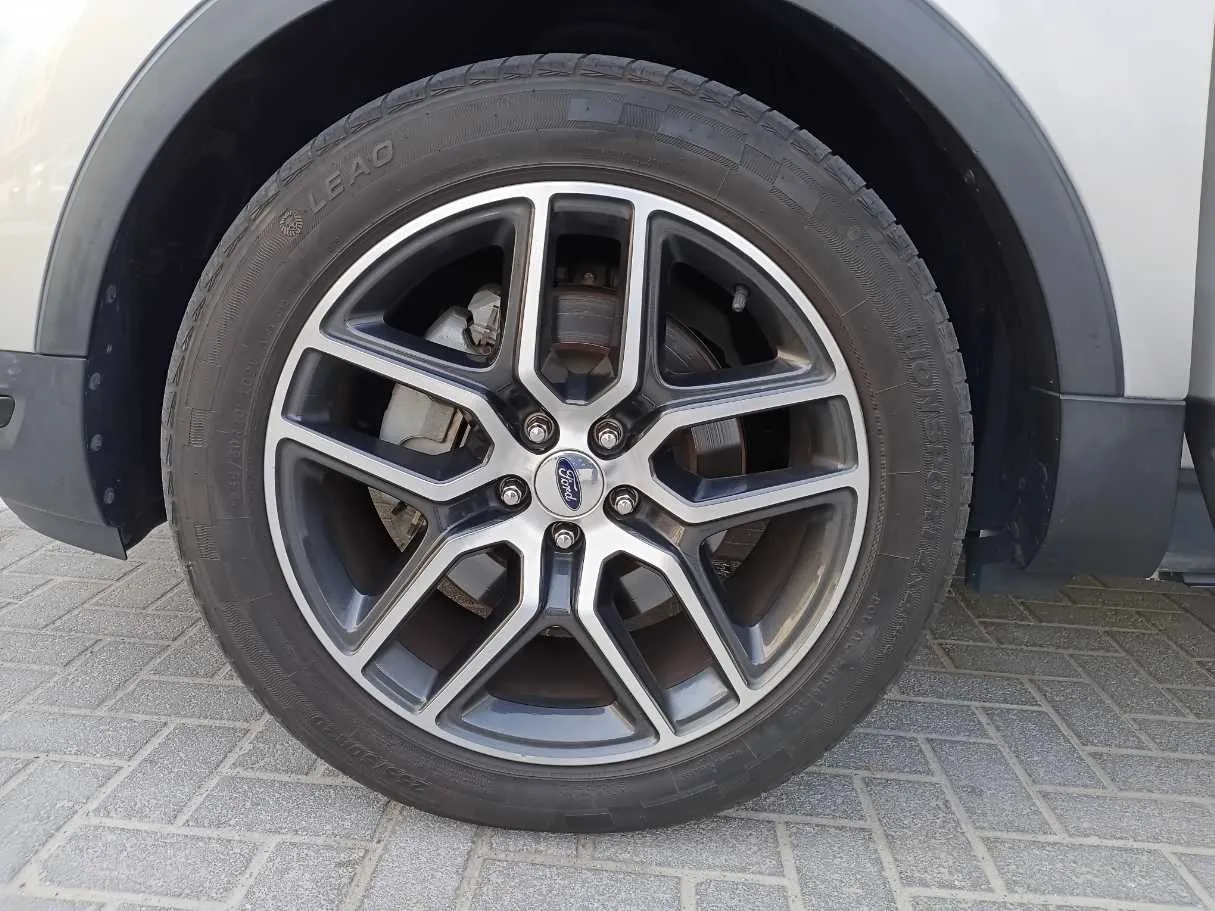 Car image 9