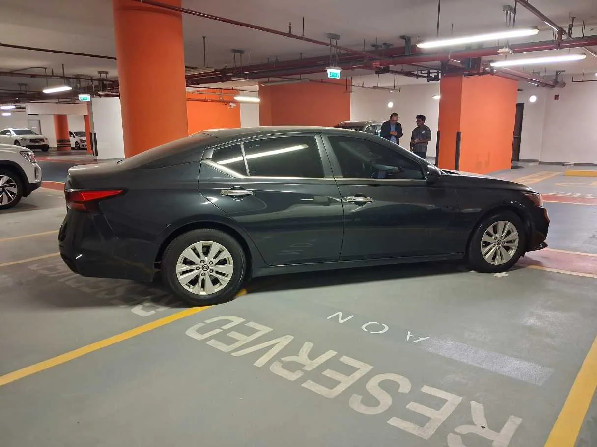 Car image 3