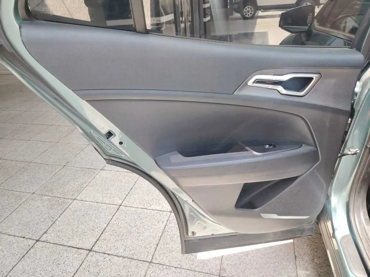 Car image 17