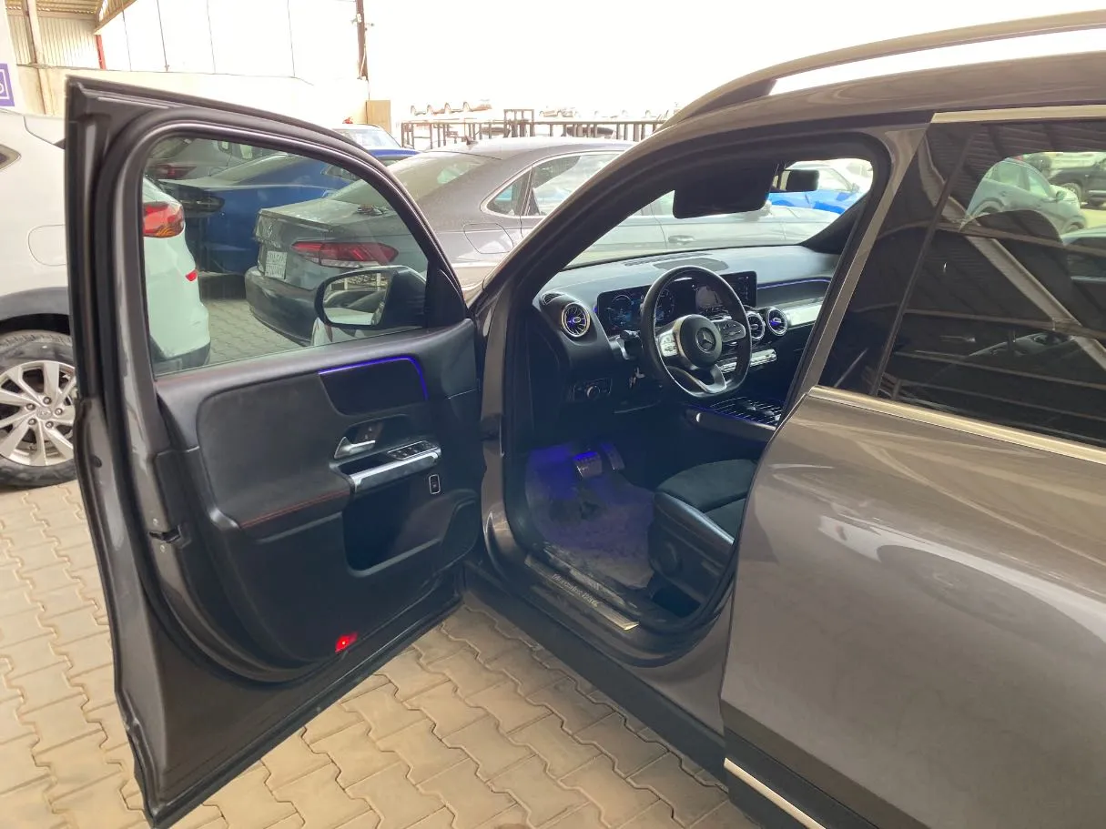 Car image 10