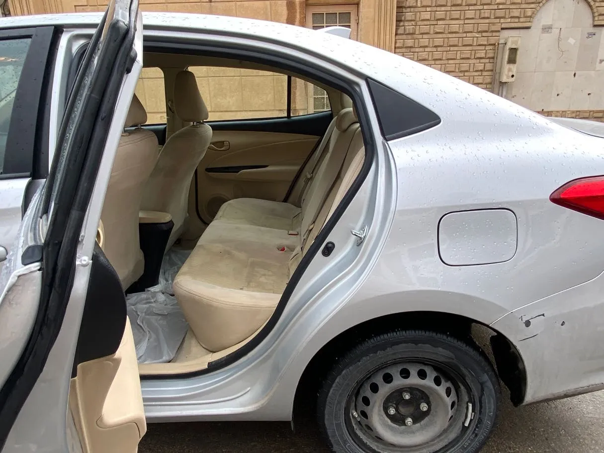 Car image 15