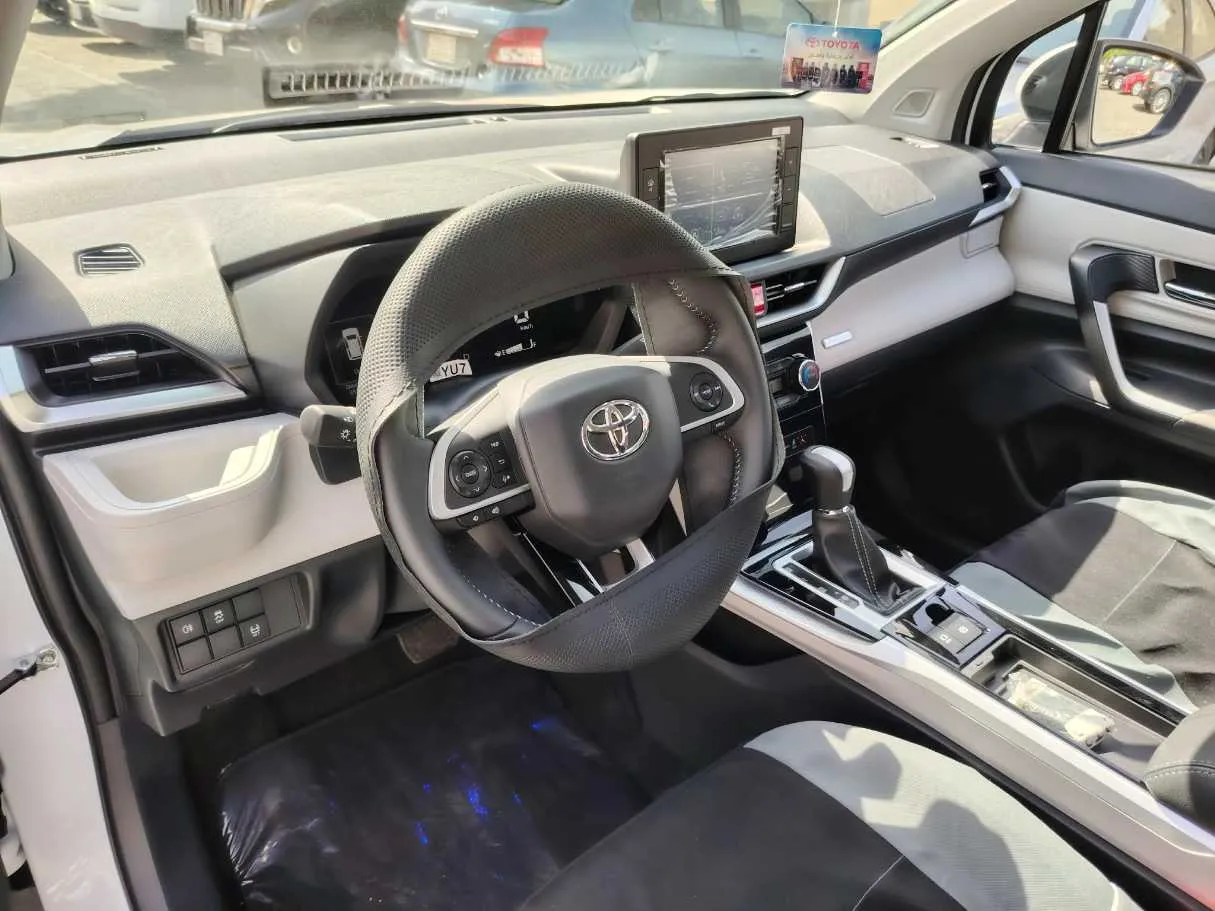 Car image 13