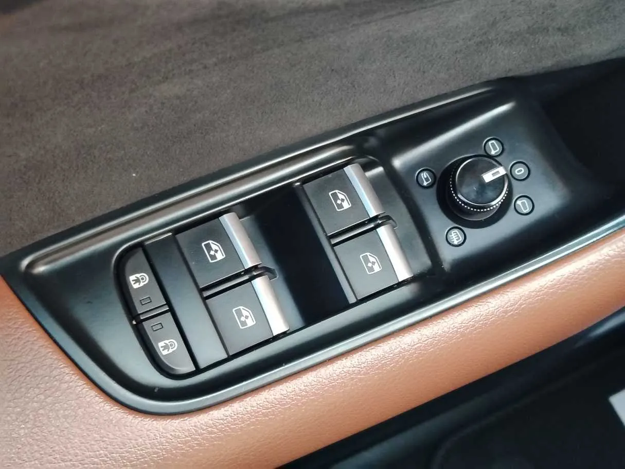 Car image 34