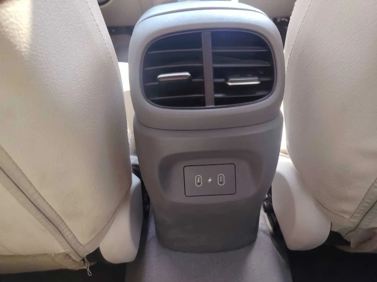 Car image 28