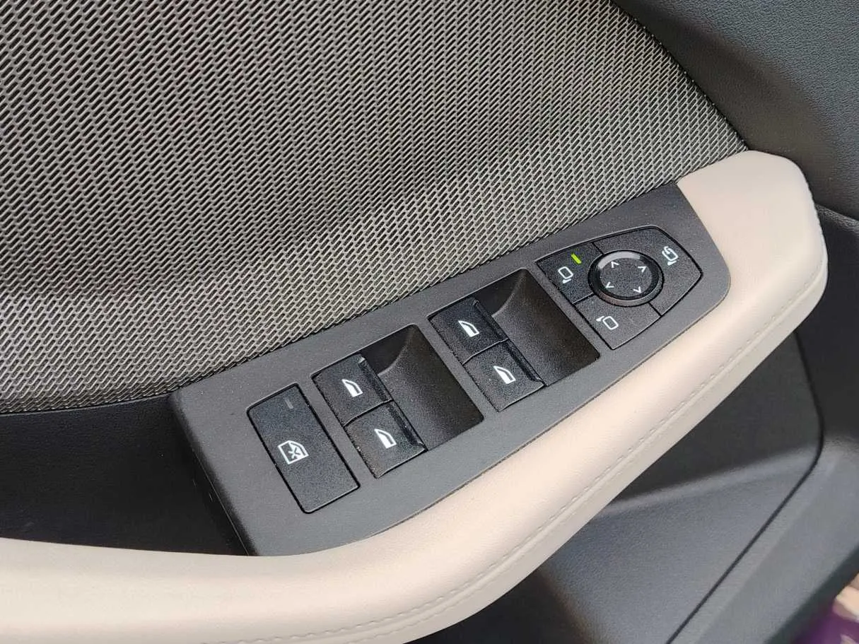 Car image 36