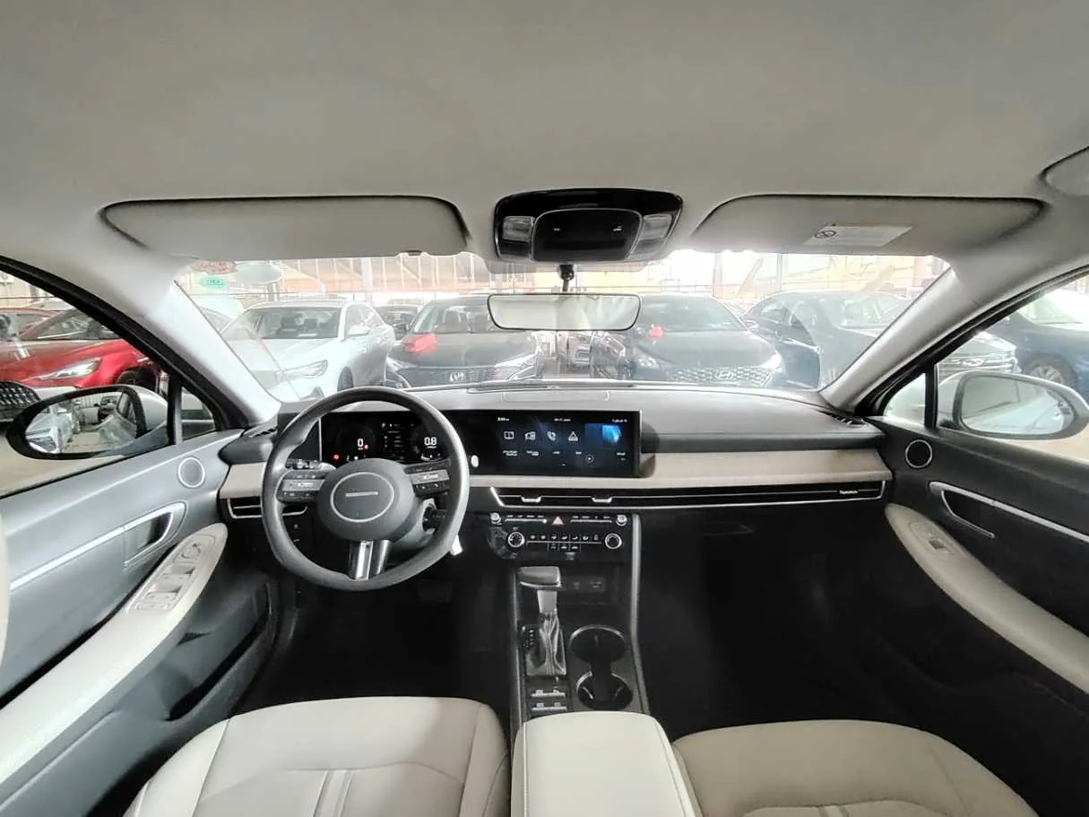 Car image 17