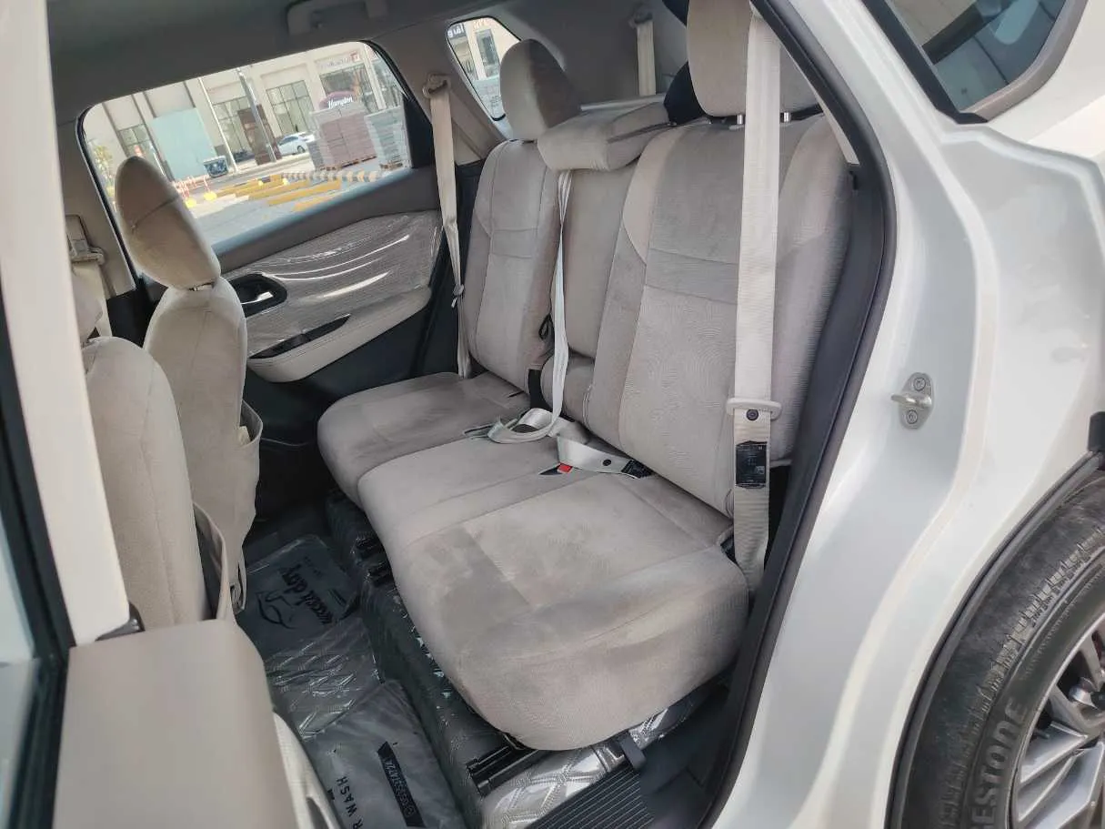 Car image 14