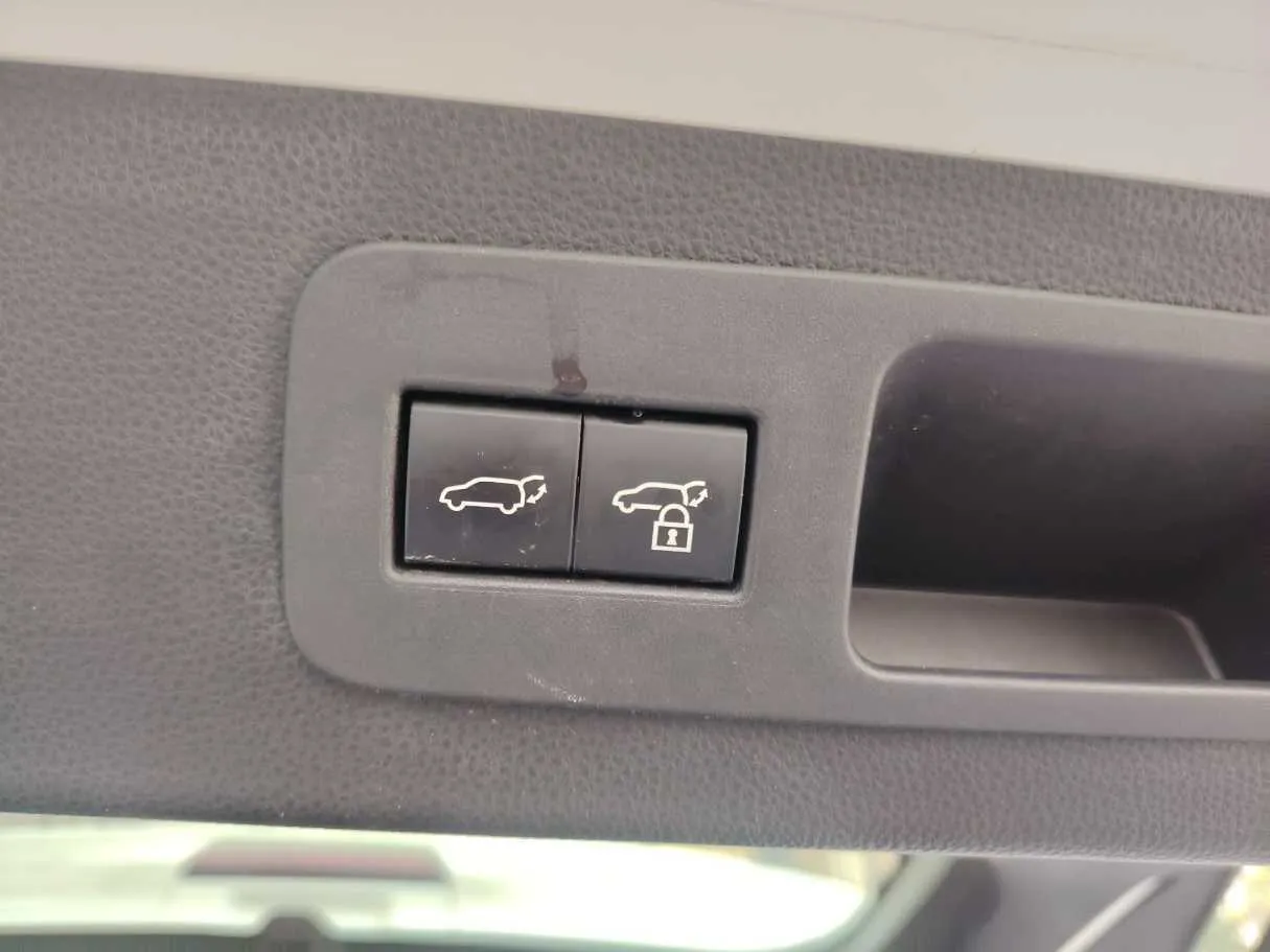 Car image 34