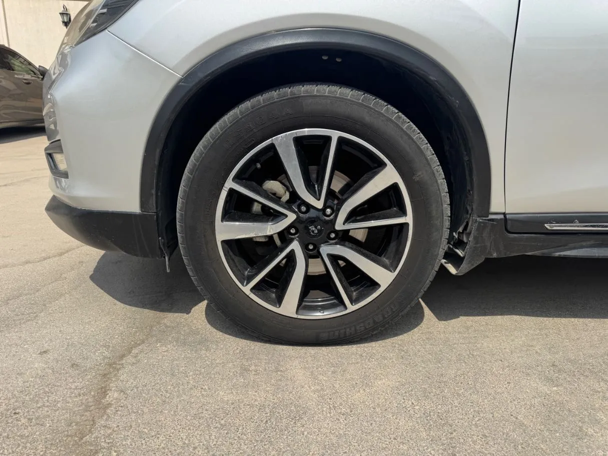 Car image 9