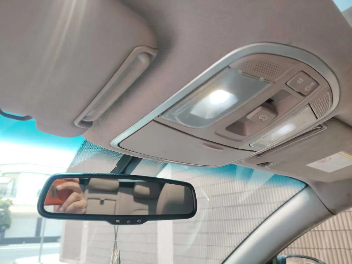 Car image 30