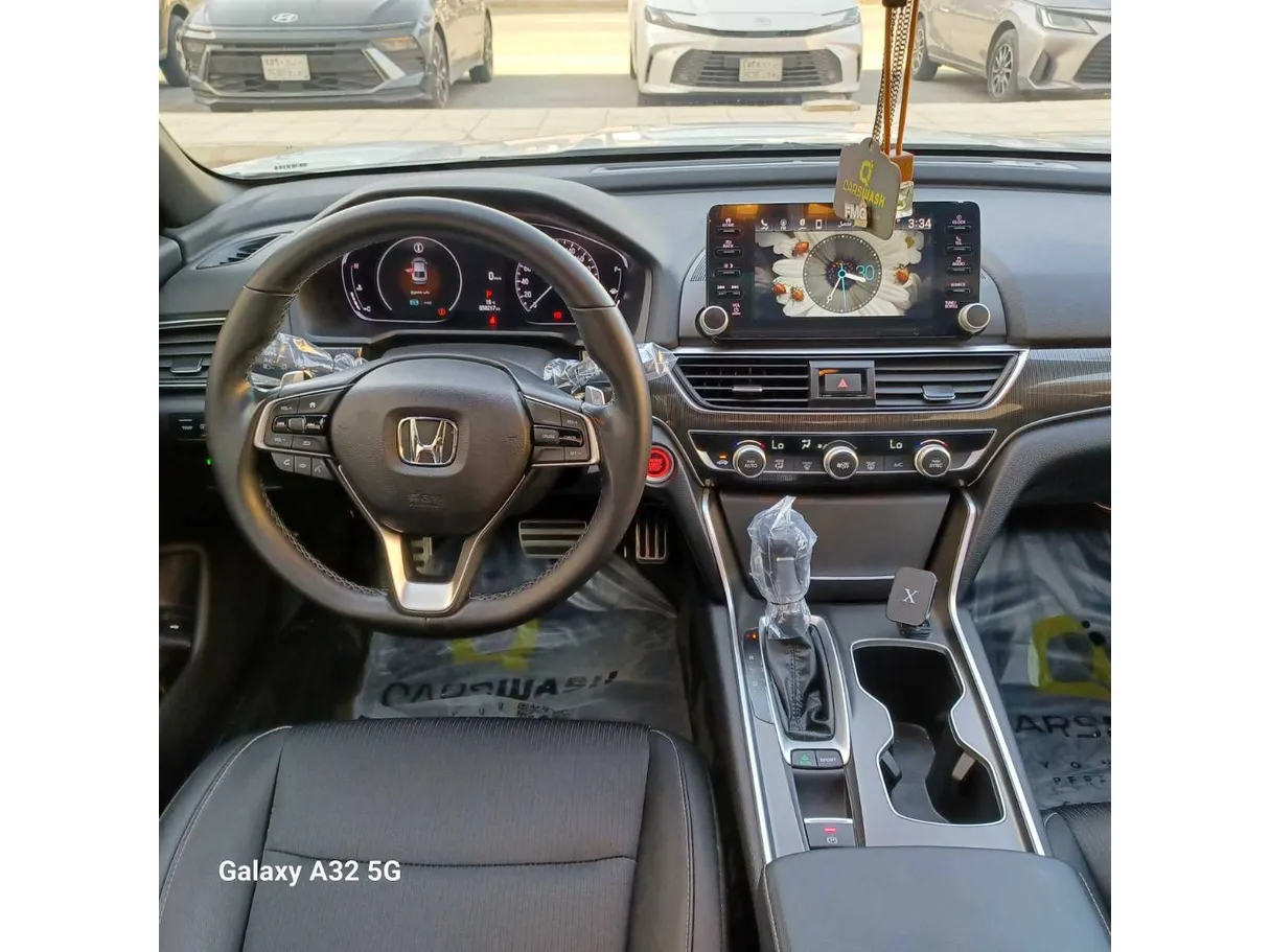 Car image 17