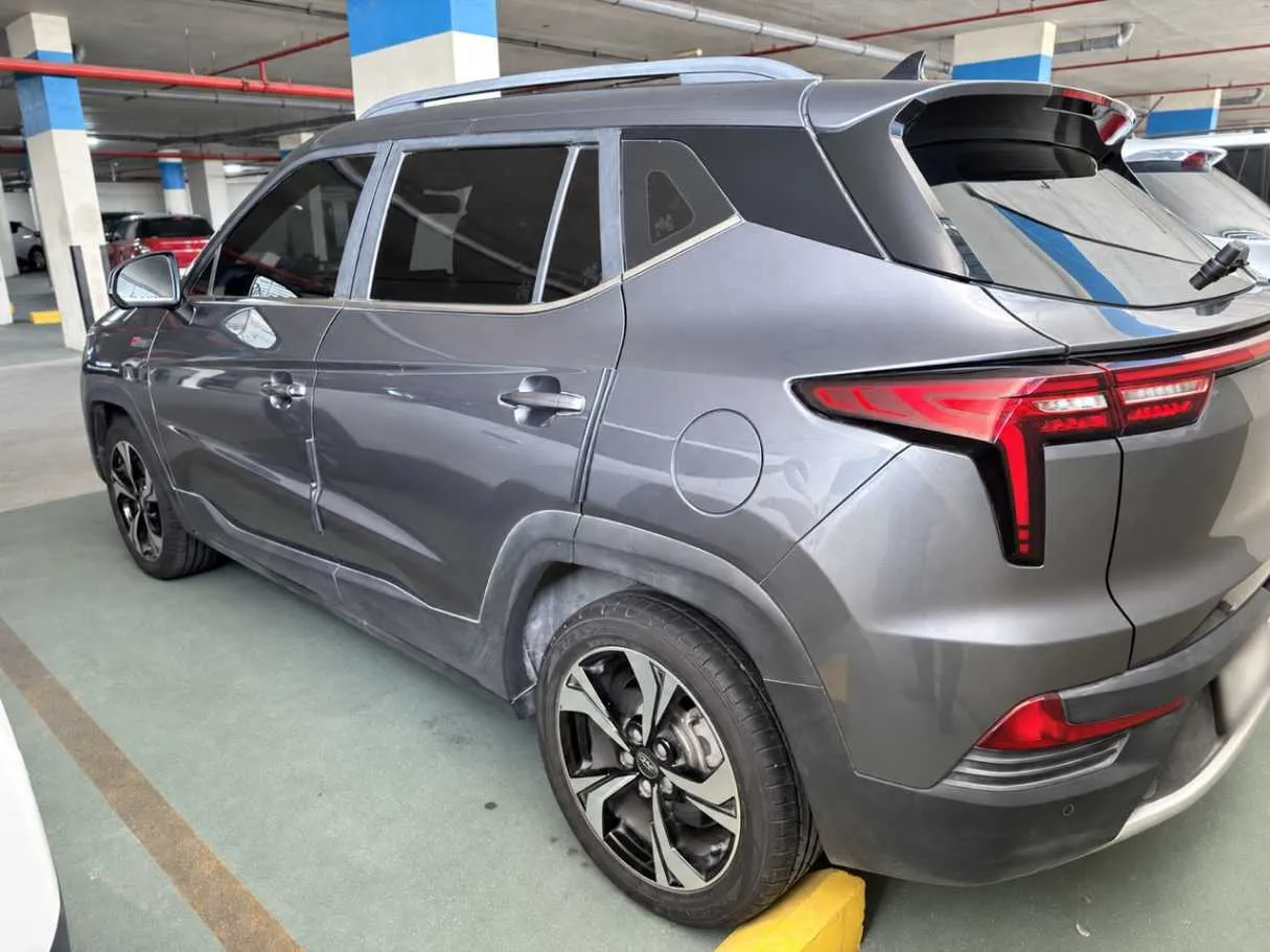 Car image 4