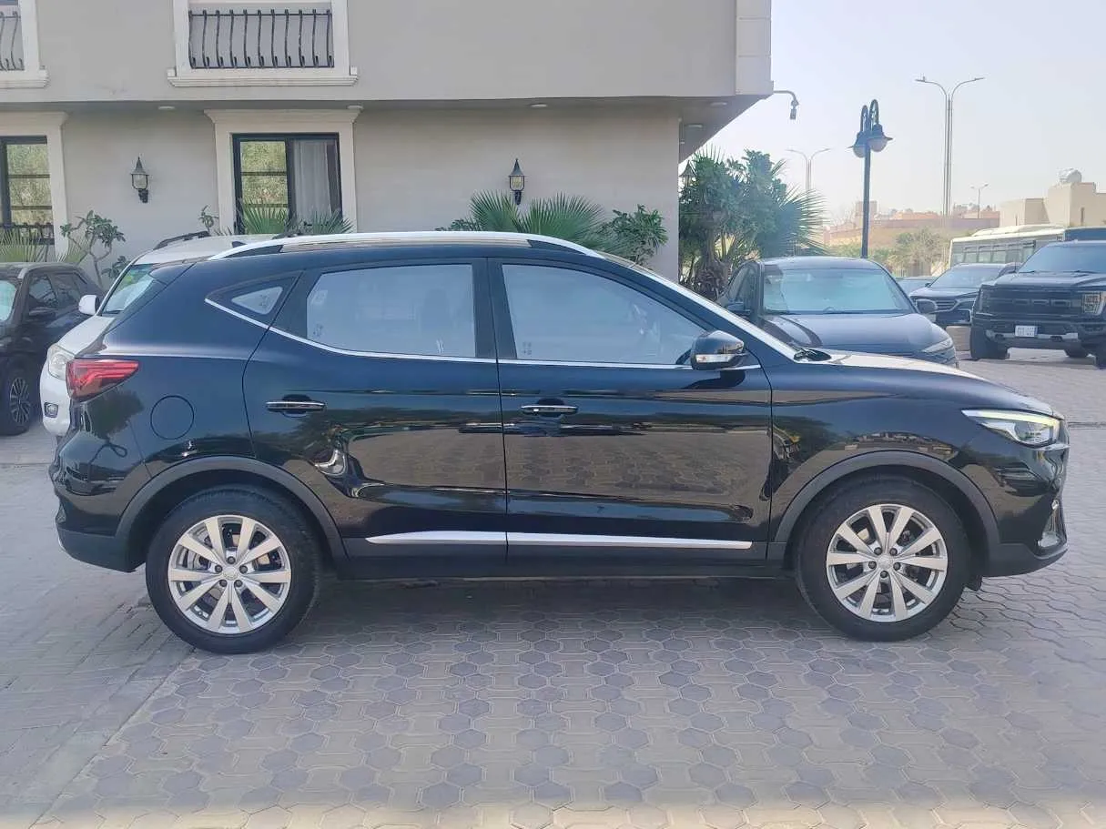 Car image 4