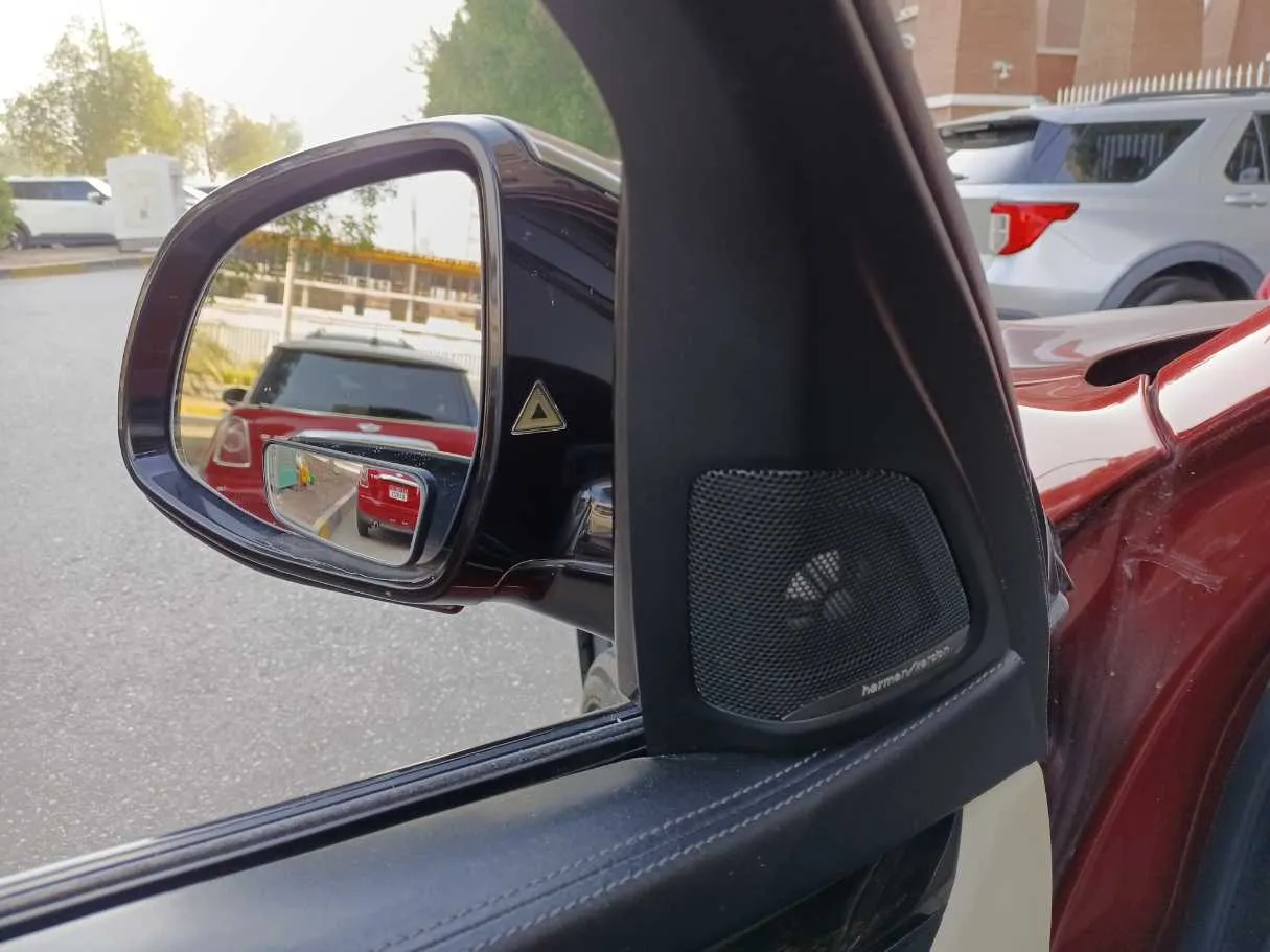 Car image 19