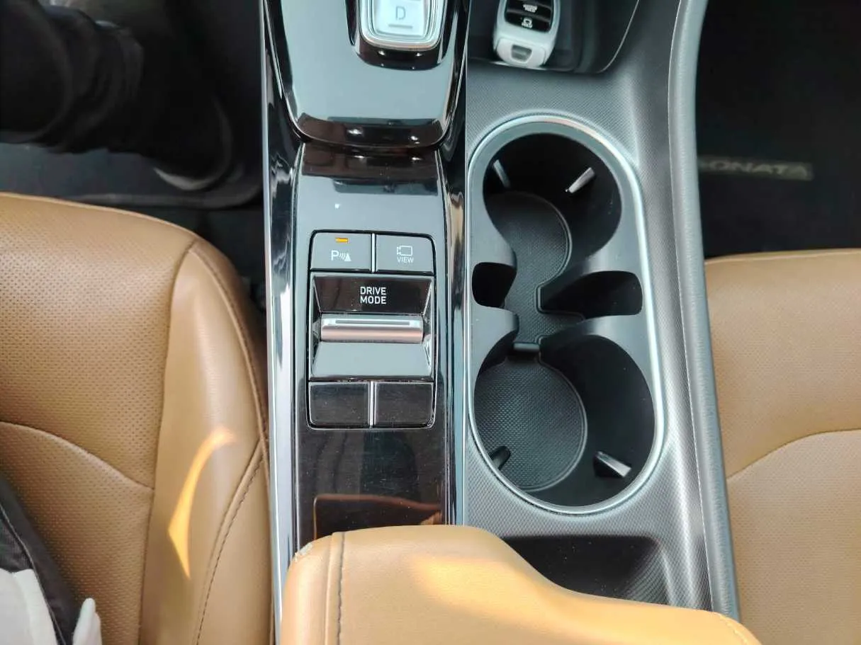 Car image 26