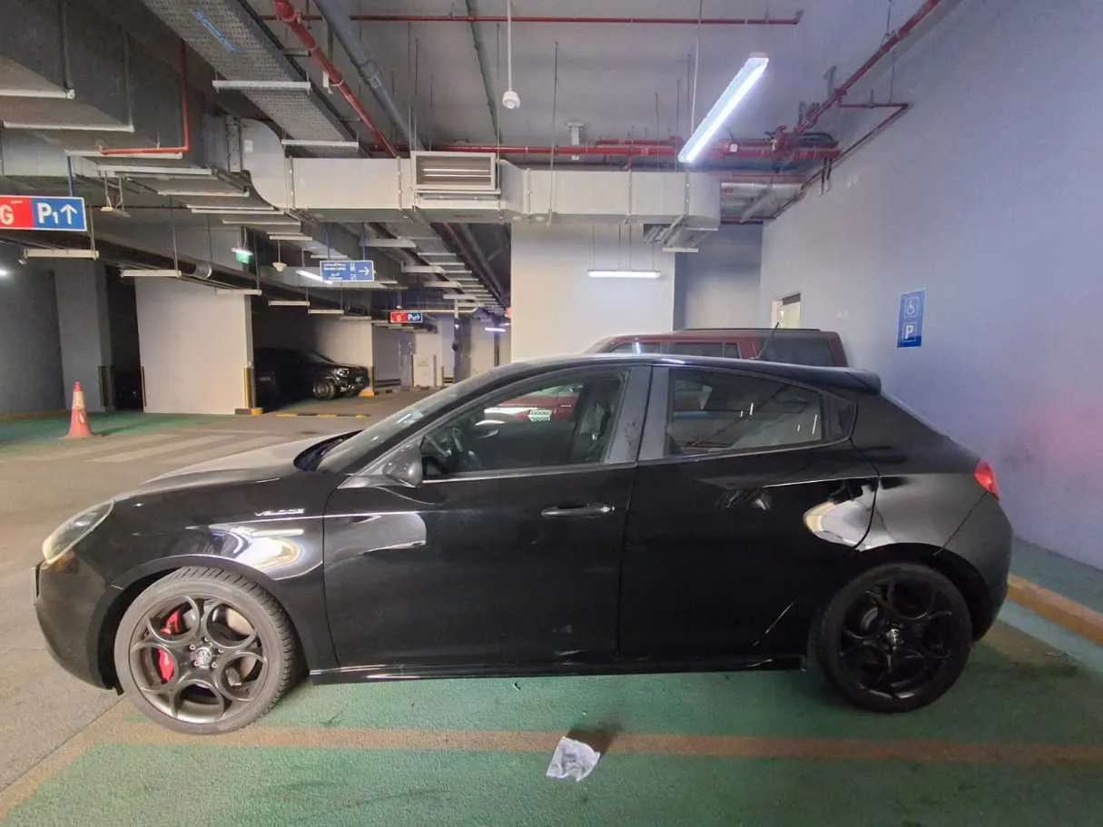 Car image 4